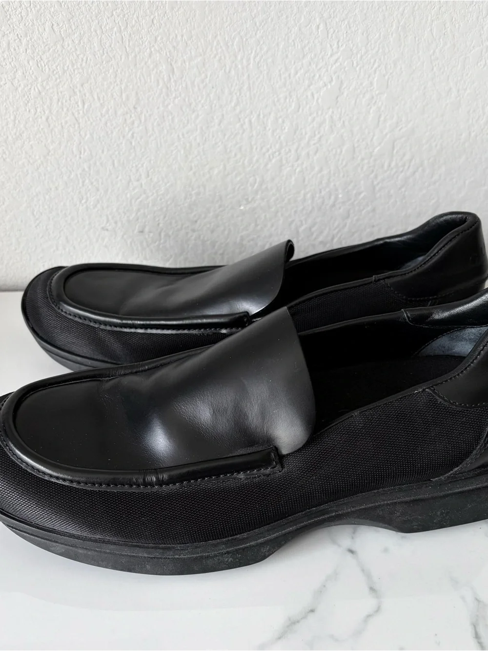 Gucci Men’s Black Leather Slip-On Loafers Square Toe size 6 Rubber Italy